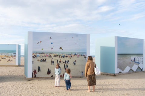Installations sur la plage pour Raymond Depardon